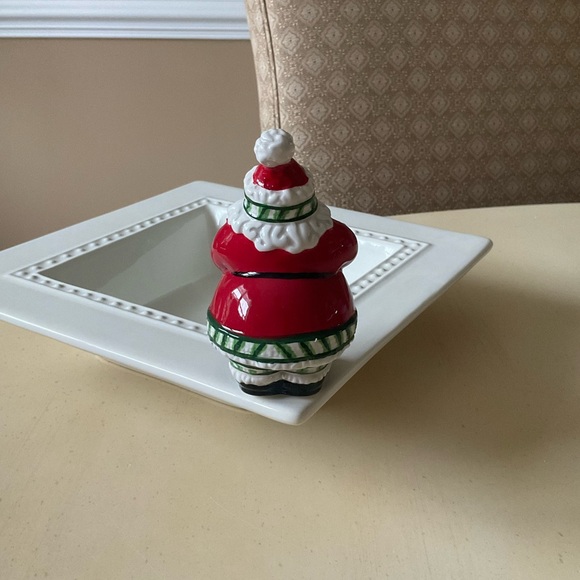 Round Santa Holding Gift Platter Decoration 🎁 - Picture 3 of 6